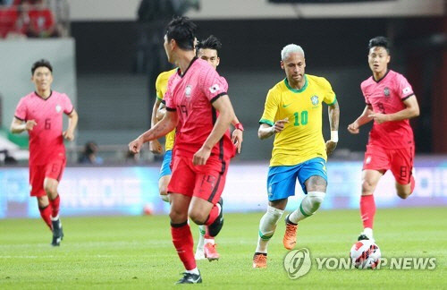 지난 6월 2일 서울월드컵경기장에서 열린 남자 축구 국가대표팀 친선경기 한국과 브라질의 경기에서 네이마르가 드리블을 하고 있다.   연합뉴스